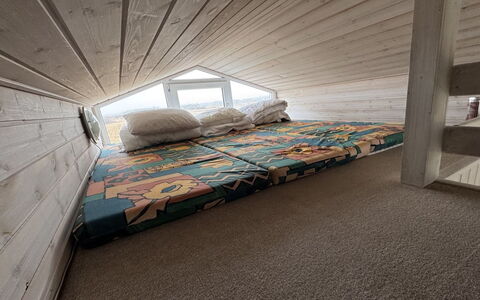Galmand - 300M from the Sea: Mueble, Madera, Diseño De Interiores, Piso, Suelo, Silla, Habitación, Techo, Sala, Departamento