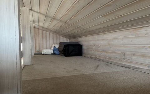 Galmand - 300M from the Sea: Mueble, Madera, Diseño De Interiores, Piso, Suelo, Silla, Habitación, Techo, Sala, Departamento