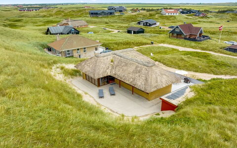 Zora - 100M from the Sea: Madera, Casa, Cabaña, Casa, Techo, Área Rural, Vía Muerta, Cuarto De Troncos, Edificios Del Jardín, Madera Dura