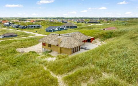Zora - 100M from the Sea: Madera, Casa, Cabaña, Casa, Techo, Área Rural, Vía Muerta, Cuarto De Troncos, Edificios Del Jardín, Madera Dura