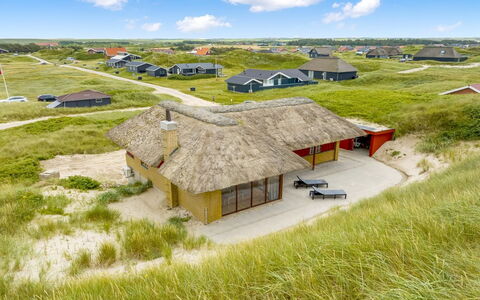 Zora - 100M from the Sea: Madera, Casa, Cabaña, Casa, Techo, Área Rural, Vía Muerta, Cuarto De Troncos, Edificios Del Jardín, Madera Dura