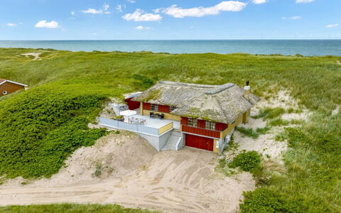 Zora - 100M from the Sea: Madera, Casa, Cabaña, Casa, Techo, Área Rural, Vía Muerta, Cuarto De Troncos, Edificios Del Jardín, Madera Dura