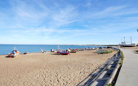 Usko - 250M from the Sea: Arbusto, Diseño Urbano, Cobertura Del Suelo, Ladrillo, Departamento, Inmuebles, Enladrillado, Balcón, Paisajismo