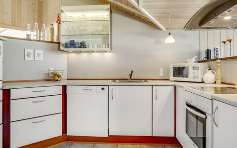 Horsten - 350M from the Sea: Cocina, Diseño De Interiores, Piso, Madera, Aparato De Cocina, Mostrador, Techo, Electrodoméstico, Gabinetes, Lámpara