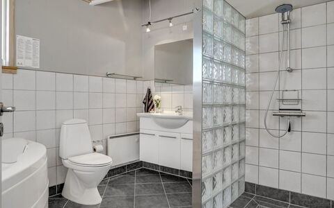 Horsten - 350M from the Sea: Piso, Pared, Suelo, Diseño De Interiores, Techo, Arreglo De Tubería, Loseta, Baño, Plomería, Material Compuesto