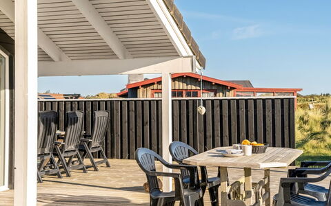 Horsten - 350M from the Sea: Madera, Porche, Techo, Sombra, Puerta, Cubierta, Mueble Para Exteriores, Manchas De Madera, Madera Dura, Tablón