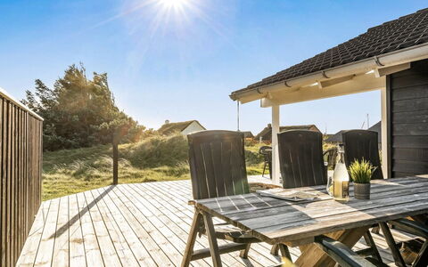Horsten - 350M from the Sea: Cielo, Madera, Porche, Casa, Mueble, Cabaña, Cubierta, Tablón, Madera Dura, Mueble Para Exteriores