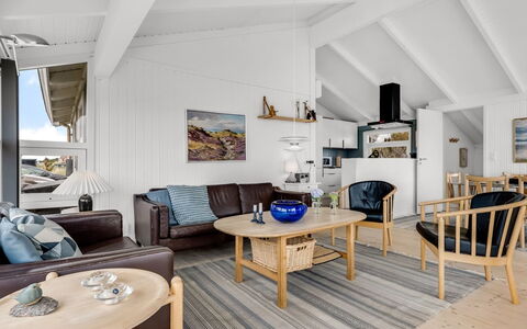 Laurentius - 300M from the Sea: Mueble, Diseño De Interiores, Madera, Piso, Suelo, Techo, Sala, Sofá, Casa, Suelos De Madera