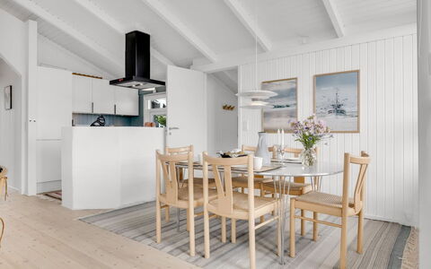 Laurentius - 300M from the Sea: Piso, Madera, Suelo, Diseño De Interiores, Mueble, Suelos De Madera, Techo, Cocina Y Comedor Mesa, Comedor, Silla