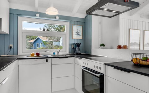 Laurentius - 300M from the Sea: Cocina, Mostrador, Aparato De Cocina, Piso, Gabinetes, Electrodoméstico, Diseño De Interiores, Electrodoméstico, Suelo, Estufa De Cocina
