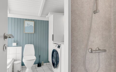 Laurentius - 300M from the Sea: Arreglo De Tubería, Piso, Baño, Suelo, Baño, Diseño De Interiores, Plomería, Asiento Del Baño, Lavabo, Grifo