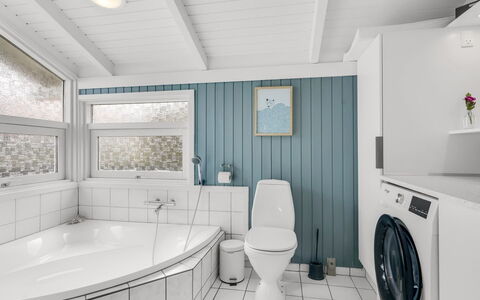 Laurentius - 300M from the Sea: Diseño De Interiores, Piso, Arreglo De Tubería, Techo, Suelo, Grifo, Lavabo, Baño, Plomería, Casa