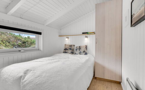 Laurentius - 300M from the Sea: Madera, Habitación, Techo, Diseño De Interiores, Suelo, Piso, Cama, Habitación, Lecho, Linos