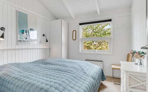 Laurentius - 300M from the Sea: Habitación, Cama, Diseño De Interiores, Madera, Sábana, Lecho, Linos, Techo, Mueble, Suelo