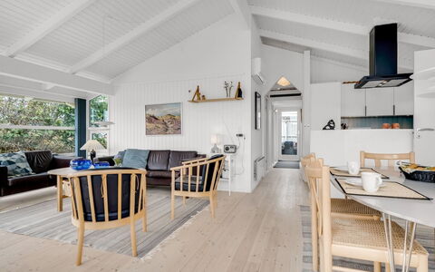 Laurentius - 300M from the Sea: Madera, Piso, Diseño De Interiores, Techo, Suelo, Suelos De Madera, Casa, Mueble, Sala, Madera Dura