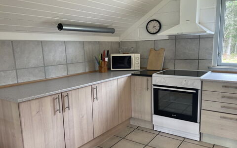 Felicia - 800M from the Sea: Piso, Cocina, Madera, Aparato De Cocina, Suelo, Gabinetes, Mostrador, Electrodoméstico, Diseño De Interiores, Electrodoméstico
