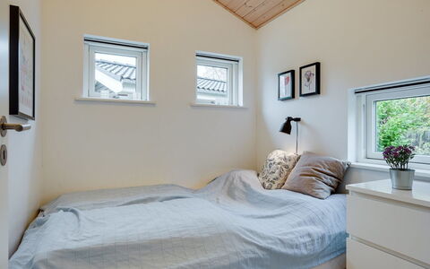 Hunlef - 400M from the Sea: Madera, Habitación, Diseño De Interiores, Techo, Cama, Suelo, Piso, Sábana, Encendiendo, Lecho