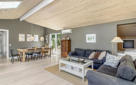 Hunlef - 400M from the Sea: Madera, Diseño De Interiores, Techo, Piso, Suelos De Madera, Suelo, Mueble, Sala, Sofá, Casa