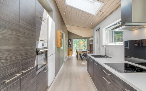 Hunlef - 400M from the Sea: Cocina, Piso, Diseño De Interiores, Mostrador, Madera, Suelos De Madera, Techo, Electrodoméstico, Aparato De Cocina, Suelo