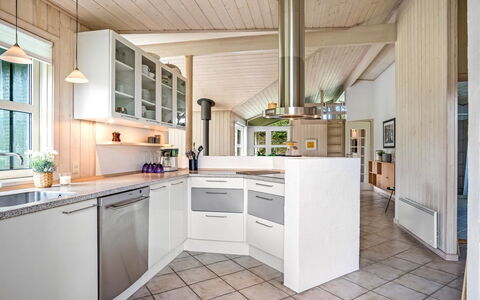 Hildburg - 1.5Km from the Sea: Cocina, Mostrador, Diseño De Interiores, Madera, Piso, Techo, Gabinetes, Lámpara, Aparato De Cocina, Mueble