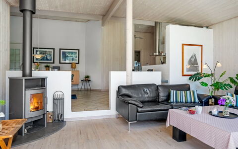 Hildburg - 1.5Km from the Sea: Piso, Suelo, Diseño De Interiores, Madera, Mueble, Techo, Suelos De Madera, Habitación, Encendiendo, Sala