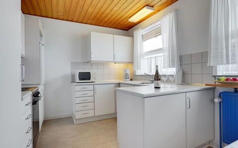 Otte - 500M from the Sea: Cocina, Piso, Suelo, Madera, Diseño De Interiores, Mostrador, Electrodoméstico, Techo, Aparato De Cocina, Gabinetes