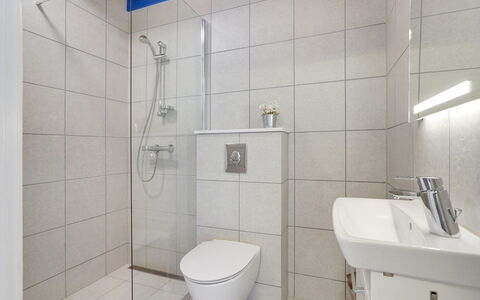 Otte - 500M from the Sea: Baño, Arreglo De Tubería, Piso, Diseño De Interiores, Suelo, Baño, Lavabo, Asiento Del Baño, Plomería, Lavabo Del Baño