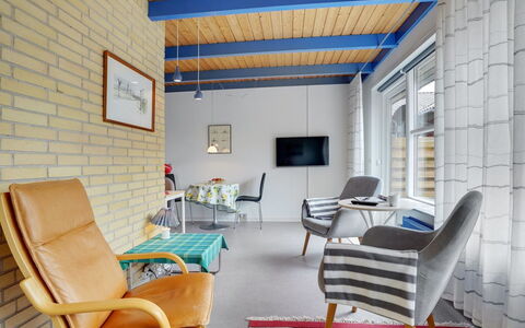 Otte - 500M from the Sea: Mueble, Madera, Diseño De Interiores, Piso, Silla, Suelo, Techo, Habitación, Sala, Manchas De Madera