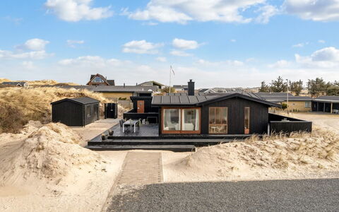 Kiina - 100M from the Sea: Madera, Techo, Puerta, Cabaña, Sombra, Vía Muerta, Maderas, Cobertizo, Estructura Al Aire Libre