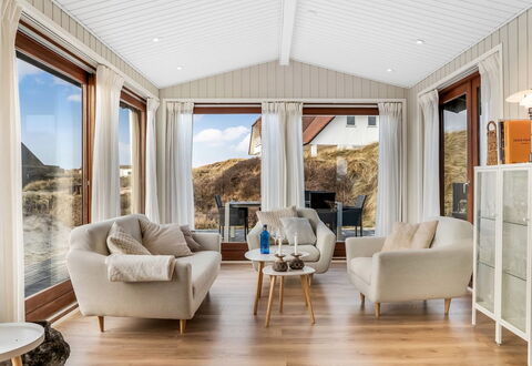 Kiina - 100M from the Sea: Madera, Diseño De Interiores, Casa, Sala, Sofá, Suelo, Mueble, Suelos De Madera, Habitación