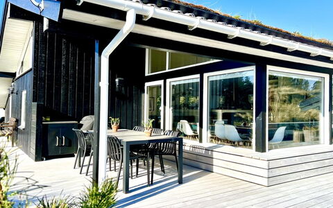 Nilson - 1.4Km from the Sea: Madera, Piso, Diseño De Interiores, Suelo, Mueble, Suelos De Madera, Habitación, Techo, Manchas De Madera, Madera Dura