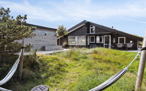 Nilson - 1.4Km from the Sea: Mueble, Diseño De Interiores, Silla, Piso, Mesa, Recurso, Suelo, Techo, Habitación, Eco Hotel
