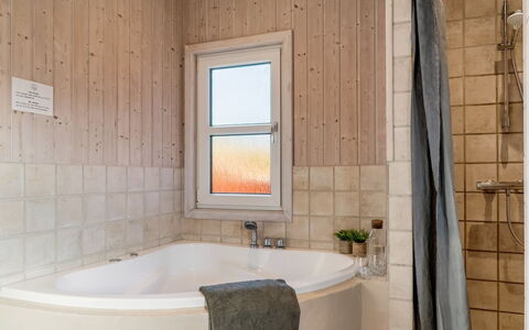 Ludviga - 400M from the Sea: Pared, Piso, Arreglo De Tubería, Baño, Diseño De Interiores, Suelo, Madera, Techo, Habitación, Bañera
