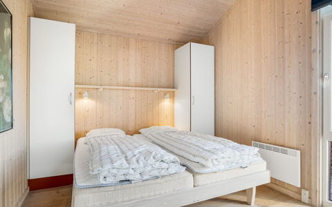 Ludviga - 400M from the Sea: Madera, Techo, Diseño De Interiores, Habitación, Suelo, Piso, Cama, Habitación, Lecho, Sábana