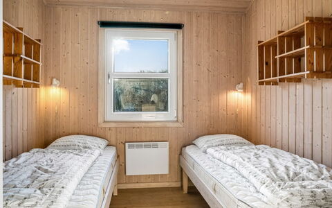Ludviga - 400M from the Sea: Madera, Habitación, Suelo, Cama, Piso, Techo, Diseño De Interiores, Lecho, Sábana, Litera