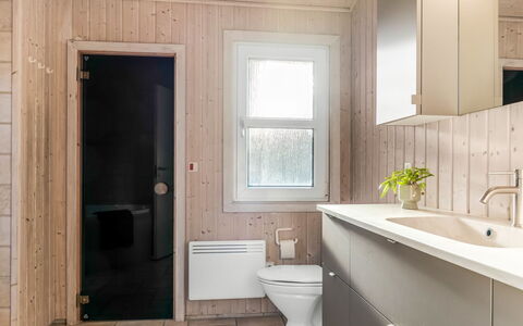 Ludviga - 400M from the Sea: Piso, Pared, Suelo, Arreglo De Tubería, Madera, Diseño De Interiores, Lavabo, Baño, Techo, Lavabo Del Baño