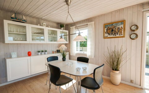 Diuri - 400M from the Sea: Mueble, Diseño De Interiores, Piso, Madera, Techo, Lámpara, Suelo, Mesa, Cocina Y Comedor Mesa, Comedor