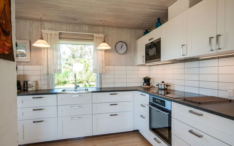 Diuri - 400M from the Sea: Cocina, Mostrador, Madera, Piso, Gabinetes, Aparato De Cocina, Diseño De Interiores, Casa, Suelo, Cajón