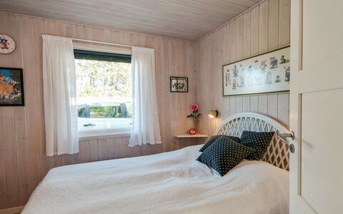 Diuri - 400M from the Sea: Habitación, Cama, Sábana, Madera, Lecho, Diseño De Interiores, Mueble, Techo, Suelo, Piso