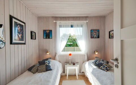 Diuri - 400M from the Sea: Diseño De Interiores, Madera, Habitación, Piso, Suelo, Techo, Cama, Mueble, Habitación, Sábana