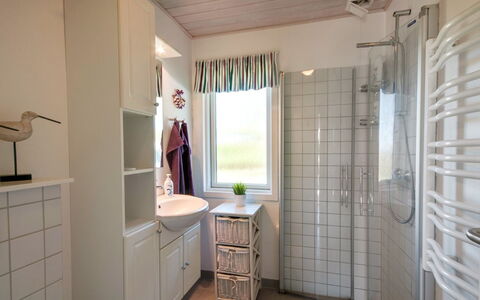 Diuri - 400M from the Sea: Diseño De Interiores, Piso, Suelo, Habitación, Techo, Arreglo De Tubería, Plomería, Lavabo, Loseta, Lámpara