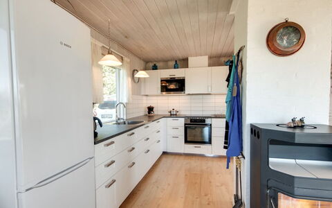 Diuri - 400M from the Sea: Cocina, Mostrador, Piso, Aparato De Cocina, Madera, Diseño De Interiores, Electrodoméstico, Gabinetes, Mueble, Suelos De Madera