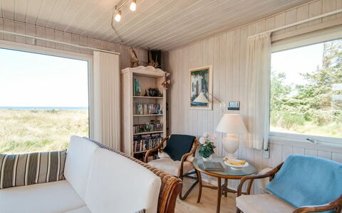 Diuri - 400M from the Sea: Mueble, Madera, Diseño De Interiores, Techo, Suelo, Casa, Habitación, Silla, Sala, Madera Dura
