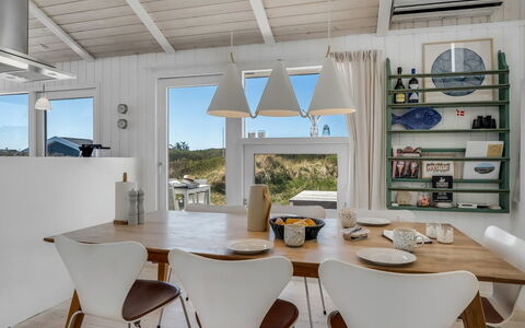 Annaliese - 175M from the Sea: Mueble, Diseño De Interiores, Techo, Madera, Mesa, Cocina Y Comedor Mesa, Comedor, Silla, Lámpara, Encendiendo