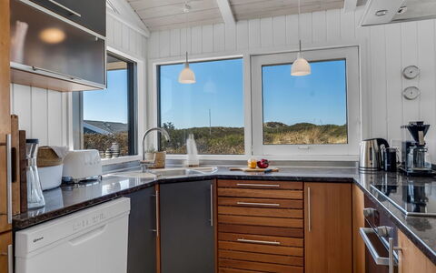 Annaliese - 175M from the Sea: Madera, Cocina, Diseño De Interiores, Aparato De Cocina, Techo, Mostrador, Piso, Electrodoméstico, Electrodoméstico, Grifo