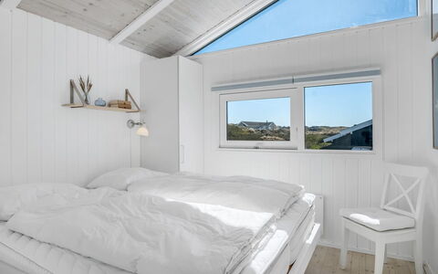 Annaliese - 175M from the Sea: Casa, Habitación, Lecho, La Luz Del Día, Capa De Hielo, Sábana, Cama, Tablón, Linos