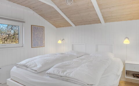 Annaliese - 175M from the Sea: Habitación, Cama, Madera, Diseño De Interiores, Techo, Sábana, Lecho, Suelo, Piso, Marco De La Cama
