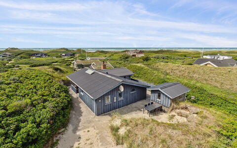Aghe - 250M from the Sea: Madera, Techo, Arquitectura, Casa, Casa, Cabaña, Vía Muerta, Madera Dura, Pendiente, Inmuebles