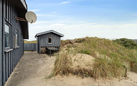 Aghe - 250M from the Sea: Madera, Techo, Arquitectura, Casa, Casa, Cabaña, Vía Muerta, Madera Dura, Pendiente, Inmuebles