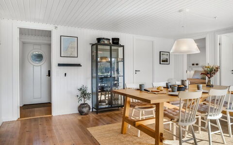 Rutha - 45M from the Sea: Mueble, Diseño De Interiores, Piso, Madera, Techo, Comedor, Lámpara, Mesa, Suelo, Cocina Y Comedor Mesa